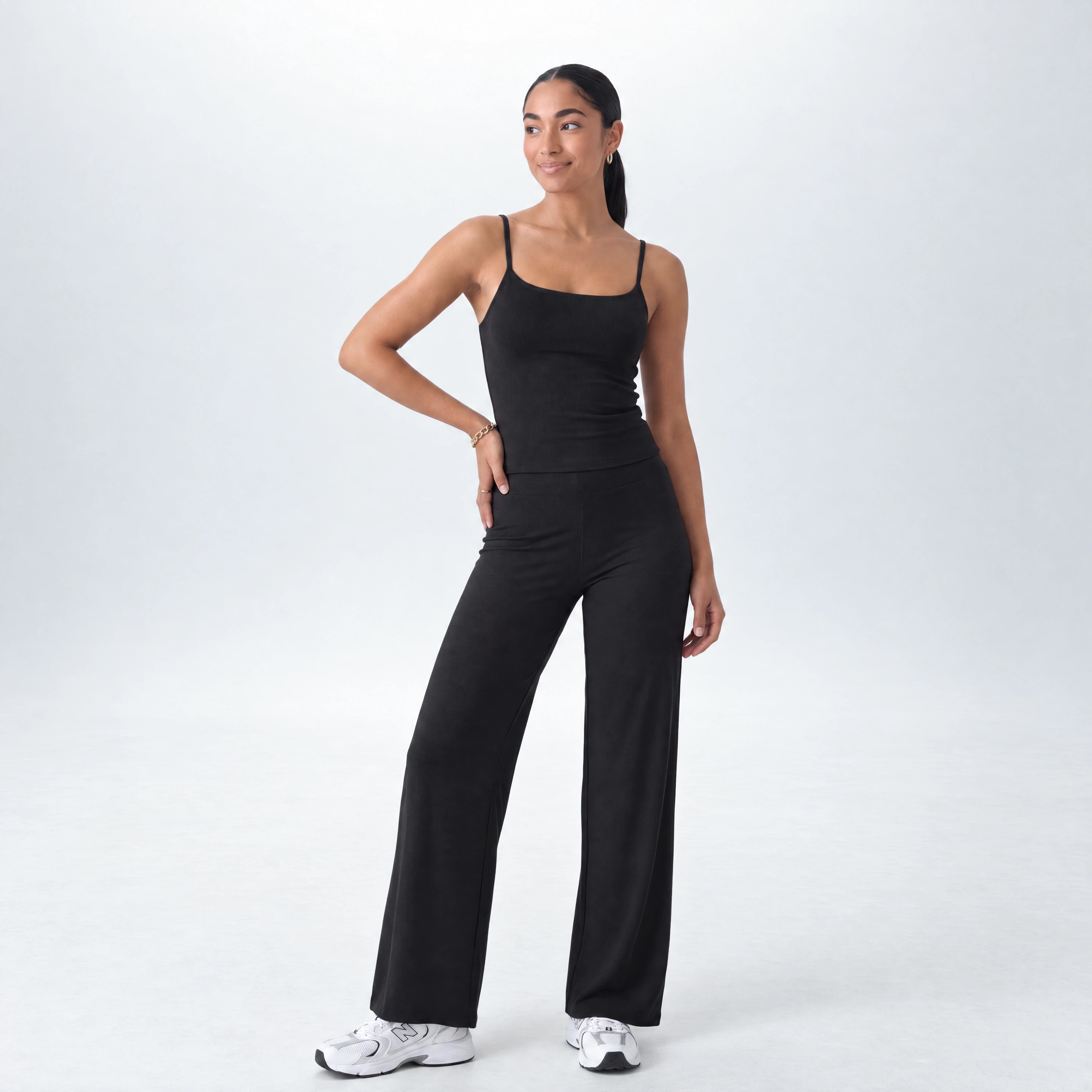 CLOUD° Tank Top mit integriertem BH – Black – Produktansicht 2