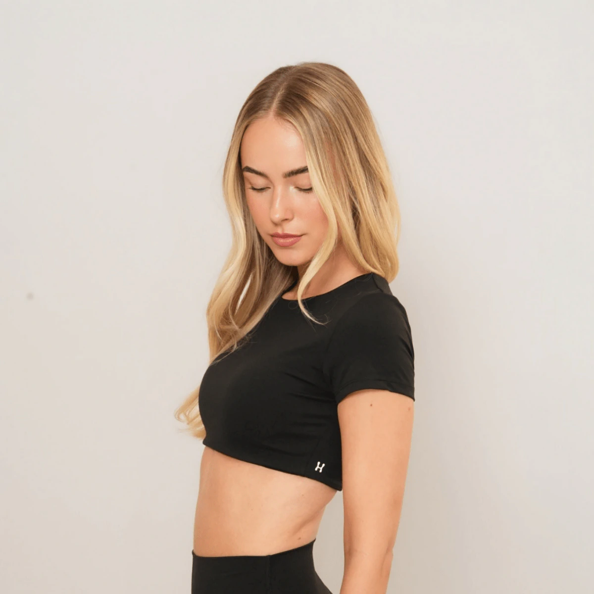 Aura Crop Top - Black – Produktansicht 2