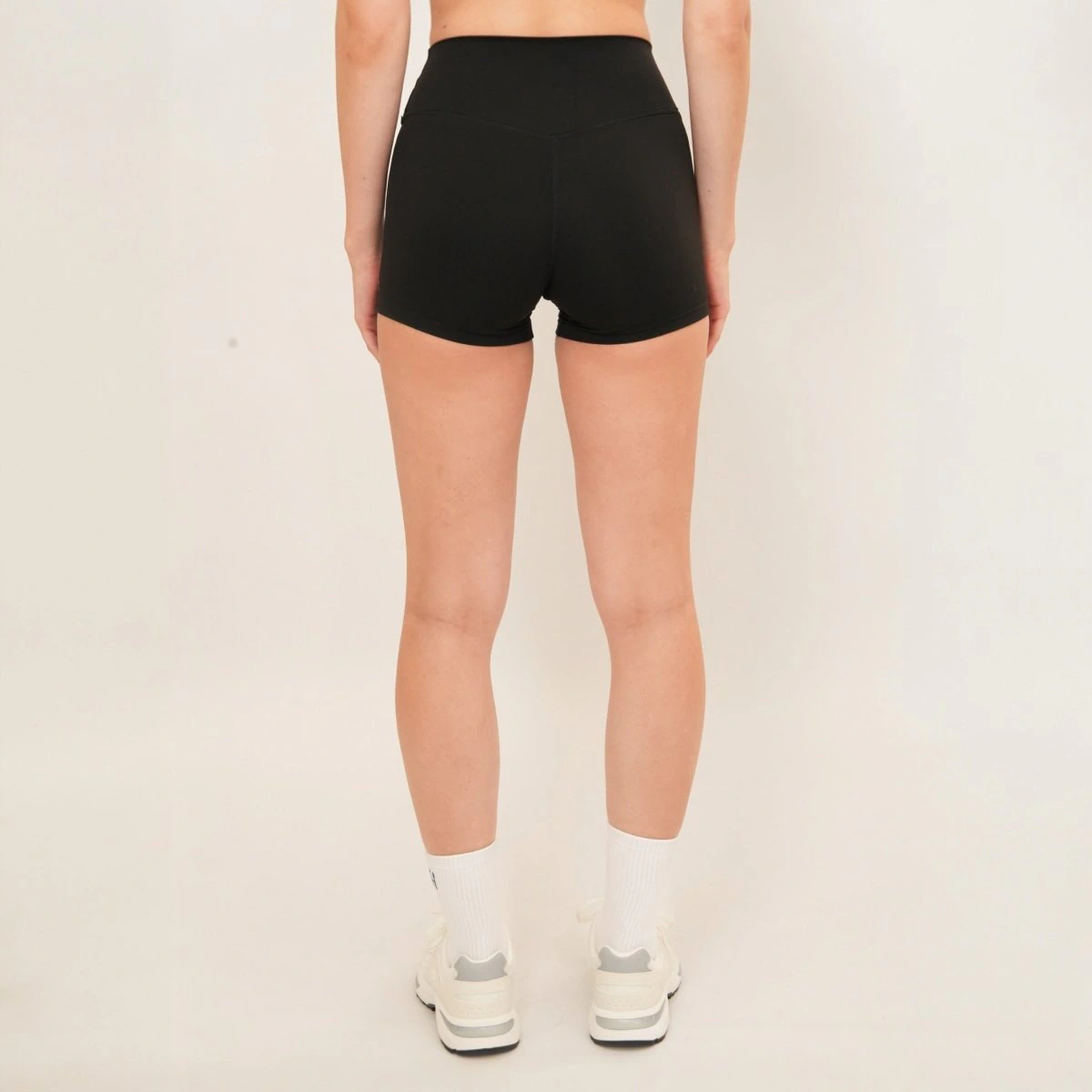 Aura Shorts - Black – Produktansicht 4