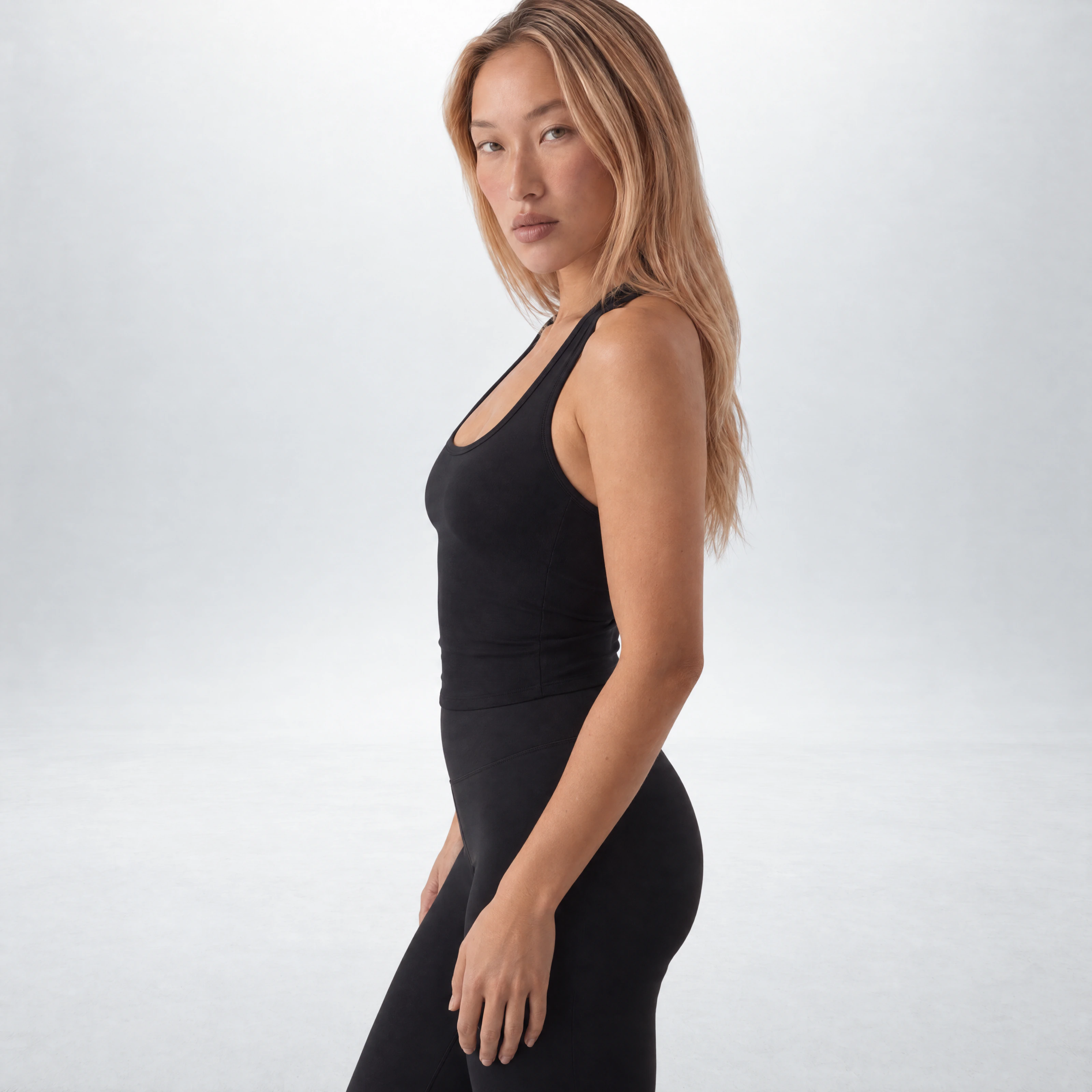 CLOUD° Neckholder Top mit integriertem BH – Black – Produktansicht 4